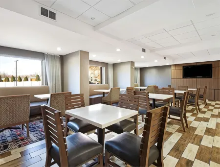 La Quinta Inn & Suites by Wyndham DC Metro Capital Beltway Отели в г. Пеппер Милл Виллидж