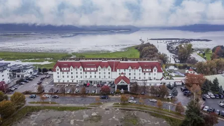 Prestige Harbourfront Resort, BW Premier Collection Отели рядом с достопримечательностью «Салмон Арм Уотерслидс»