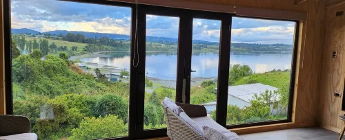 Spectacular house overlooking the sea, come and relax, it is cozy and bright. Hotels in Chonchi