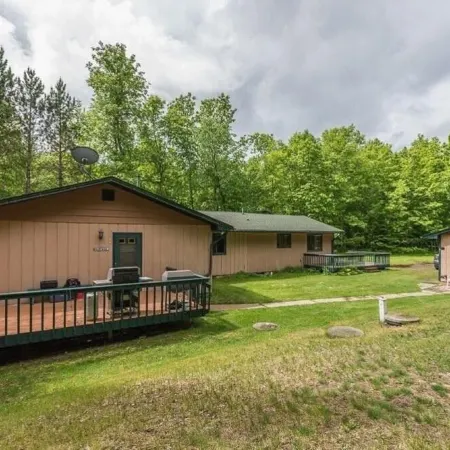 Perfect Summer rental in prime location on Washburn Lake