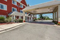 Econo Lodge Inn & Suites - 2-Star