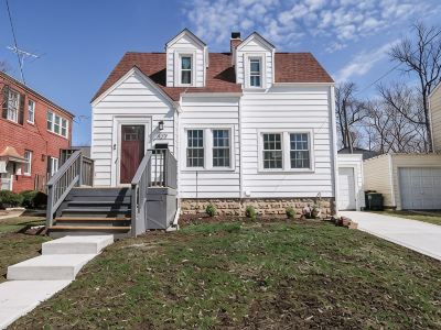 Downtown 2 BR Cottage w/ King Bed