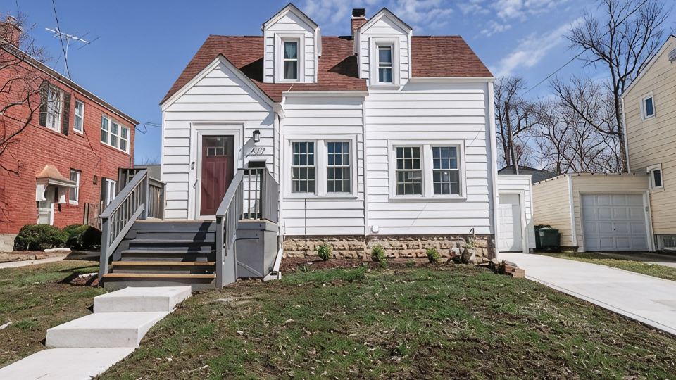 Downtown 2 BR Cottage w/ King Bed