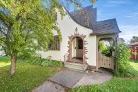 Historic Tudor Cottage - Cute 3 Bedroom Home
