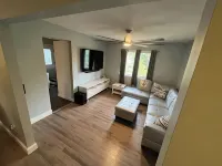 Fully Modern 3 Bedroom 65" Tvs Cable Bluetooth Speakers Etc Hotels in Islip