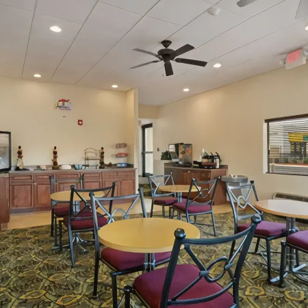 Super 8 by Wyndham Macon West