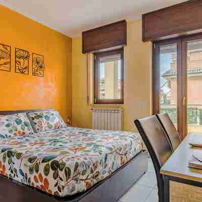 Complete and fully equipped, lively and colorful apartment in the center of the city. Rooms