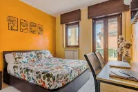 Complete and fully equipped, lively and colorful apartment in the center of the city.