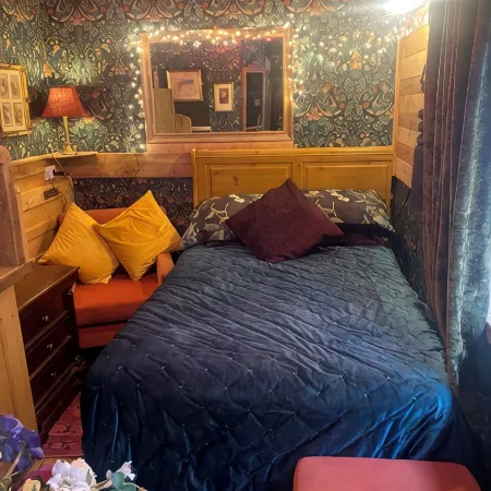 Cosy boutique style space.  Close to country pub. Direct bus route to Liverpool.