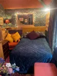 Cosy boutique style space.  Close to country pub. Direct bus route to Liverpool. - Wifi