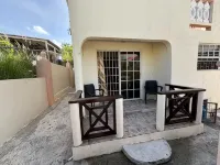Peaceful 2-bedroom downstairs apartment walking distance to the airport. Hotels in 
