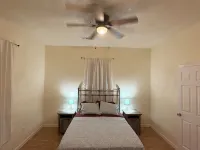 3-bedroom house in charming Waco with WiFi, AC. Start your getaway - บังกะโล