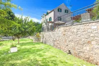 Villa Bonaca - Heated Pool, Harbour Views & Steps to Sea I Sumartin, Brač Отели в г. 