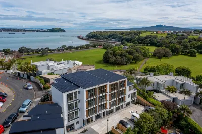 Orakei Gem - Seaview 3-Bedroom Townhouse コヒマラマビーチ周辺のホテル