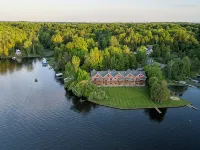 #2 Lakefront Hamlin Lake Retreat - Sleeps 10 Hotel a Hamlin Township