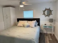 Relaxing retreat on the water-10 minutes to Gulf and Springs!
