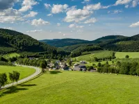 Central, stylish and modern holiday apartment with balcony and box-spring beds Hotels in Mohnesee