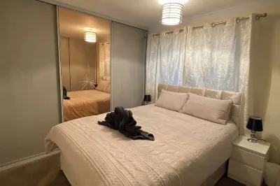 Dunfermline, 2 bedroom home with on-street parking Hotels in 
