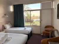Moruya Waterfront Hotel Motel - parking
