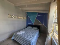 Spacious Upstairs 3-bedroom apartment with AC, WiFi in delightful Christ Church. - 2 ดาว