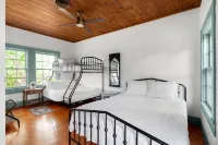 Cole Springs Historic Buda Cottage: Tower, Hill Country, 14.6 Acres!!! - 4つ星