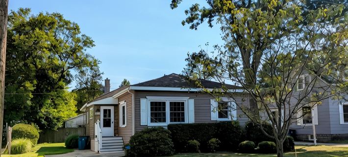 NEW LISTING charming 2 bedroom house walking distance to the beach and downtown Hotels in Manistee