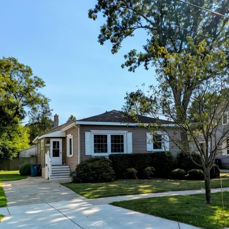 NEW LISTING charming 2 bedroom house walking distance to the beach and downtown
