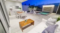 Luxe Private Pool Villa in Porters Place, Exclusive Beach Club Access, Gym & BBQ - 別墅