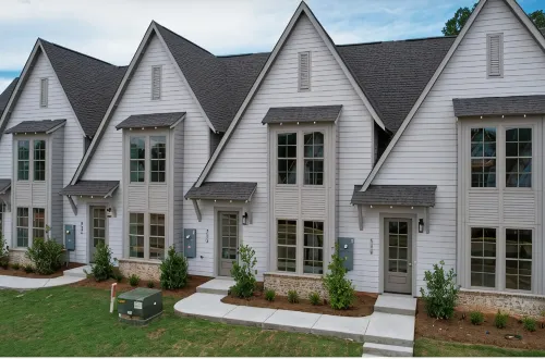 9-Min to Auburn University - Beautiful NEW Townhome Sleeps 9 + Garage - 3성급