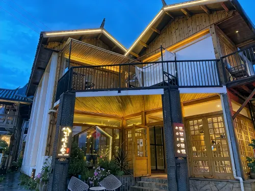 Lugu Huzi yueshanshe Inn