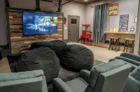Movie Nights & Firepit-Coastal Retreat - 3성급