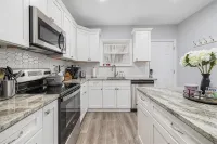 Spacious & Stylish 5 -Bed 2 Bath House in Charming Providence, a Block from PC - Bungalows