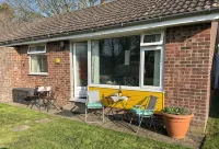2 bedroom chalet 5 minutes walk to shops, pubs and a large dog-friendly beach,