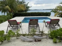 Walk to Village Beach Front Modern Home with Pool and Privacy - สระว่ายน้ำส่วนตัว