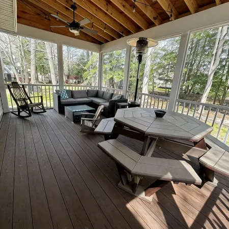 Charming 3-bedroom house with Screened deck, Community Bay/Pool Access and more!
