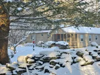 Four Season Woodsy Retreat with Private Pool. Skiing, Hiking, Kayaking - Pool