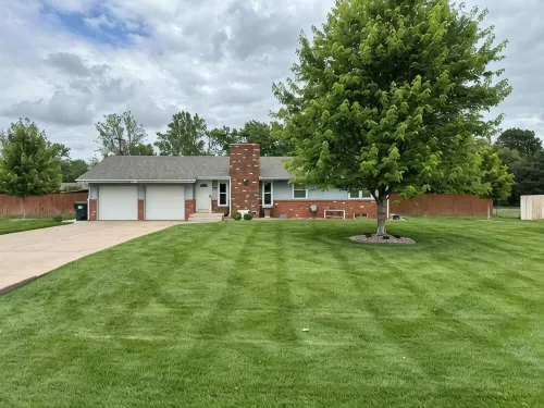 4-bedroom home in Hutchinson with beautiful yard and patio. Pet friendly! Enjoy! - Homestays