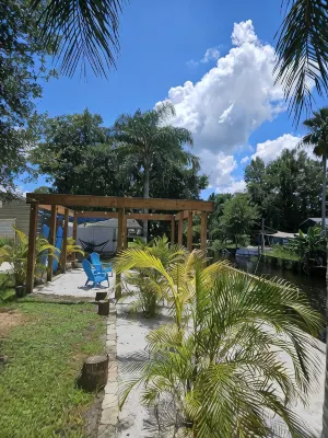 Enjoy Pool, Billiards, Sauna, Access to the Lake