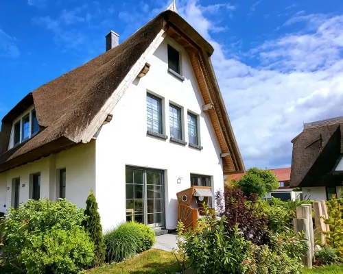 Fantastic vacation apartment near the beach with fireplace, quiet location Hotels in Dranske