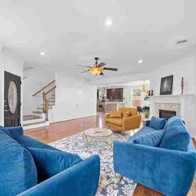 Nice Villa in Downtown /Heights/Northside/ 7 bed, 4 bedroom, 2.5 bath Others