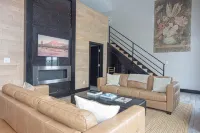 Modern, Spacious Loft in Douglas with Free Parking!