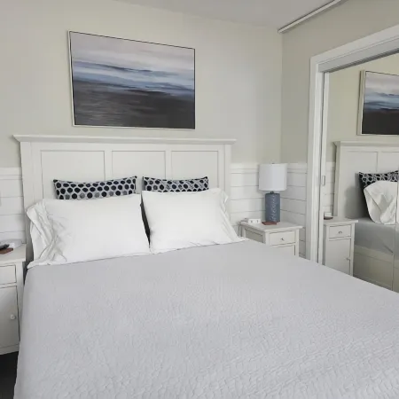 Island Duplex unit: 2-bed/2-bath close to beach, pets welcome