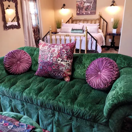 STYLISH CABIN WITH HOT TUB IN A SMALL TOWN. STAY AMONG THE PINE TREES! EAST TX