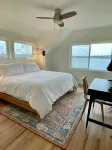 Coveside! Designer decor, waterfront, AC, 2 Bedroom in Harpswell.