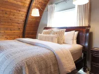 Rustic Cabin with glamour. Private, mature trees & close to provincial park Hotels in Strathcona County