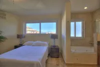 Farito Beachfront Penthouse, Surf & Paddle Board.