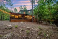 Luxury Cabin with Rustic Charm and Modern Amenities in Broken Bow, Oklahoma.