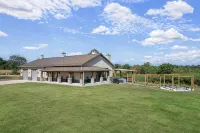 Barn! Golf Sim/Theater, Bunk Slide, Mini Golf, Hot Tub, Saloon Bar, Firepit! - Wifi