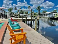 50’ of Dock for your boats. Hot tub, Boatlift, walk 2 restaurants Xtra parking.