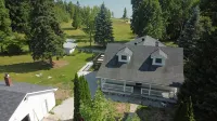 Large farmhouse style cottage located on three acres of waterfront property. - Homestays
